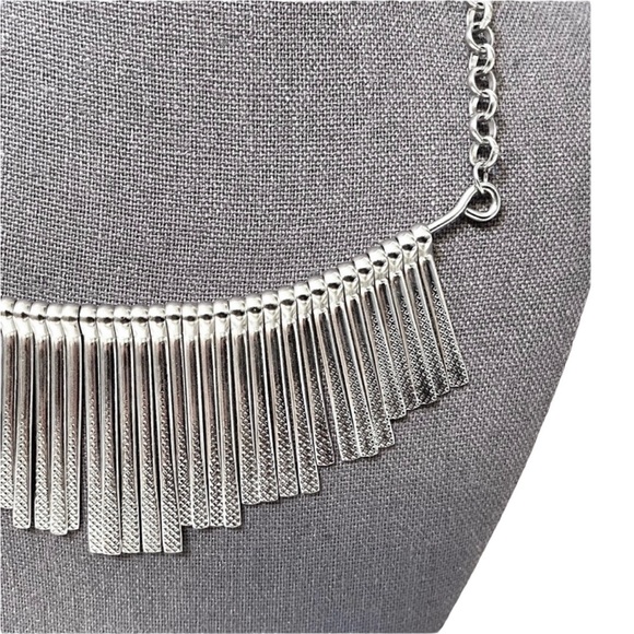 ❤️ Silver Tone Fringe Statement Necklace - Picture 3 of 5